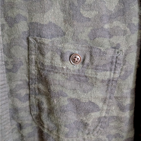 Uniqlo - Men’s Camo Pattern Button Down Shirt - Picture 2 of 3